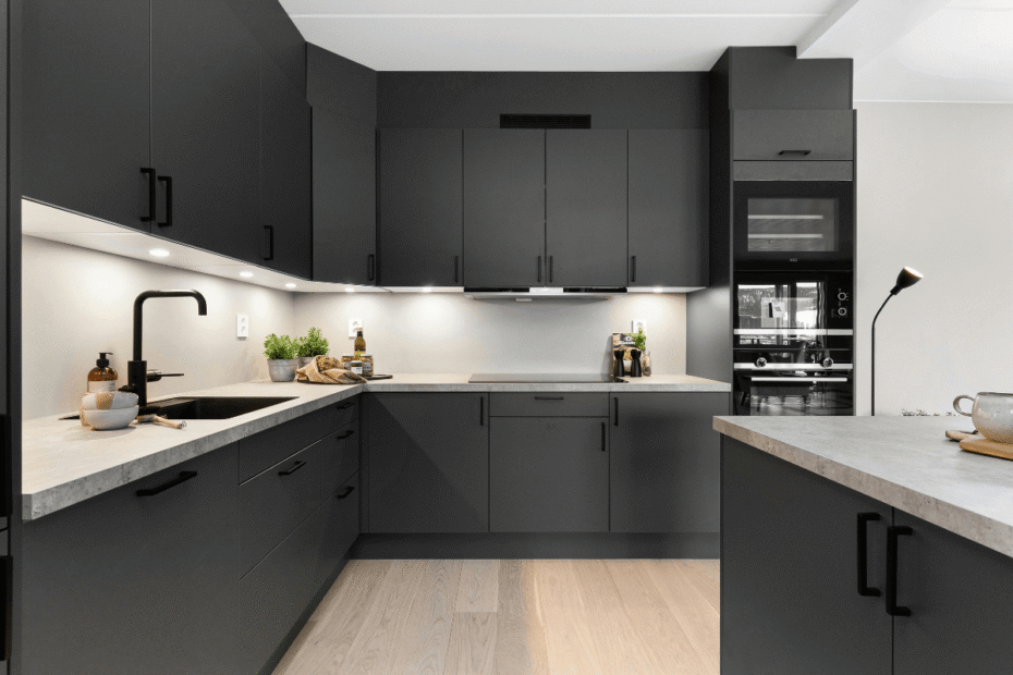 como-decorar-uma-cozinha-com-armarios-escuros