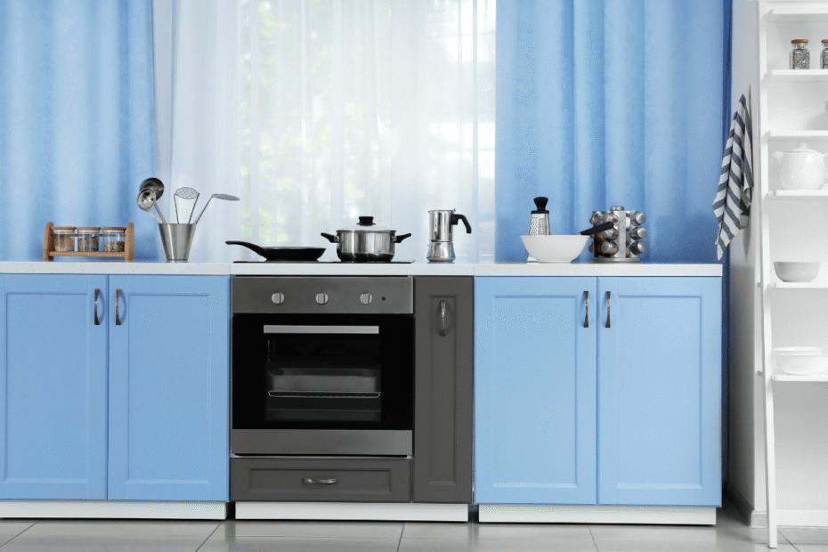 como-decorar-uma-cozinha-de-apartamento-pequeno-com-armario-azul